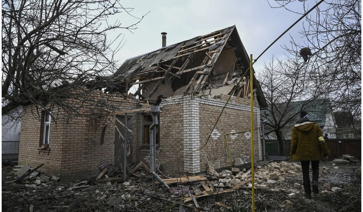Casas destruidas tras bombardeos rusos en Ucrania