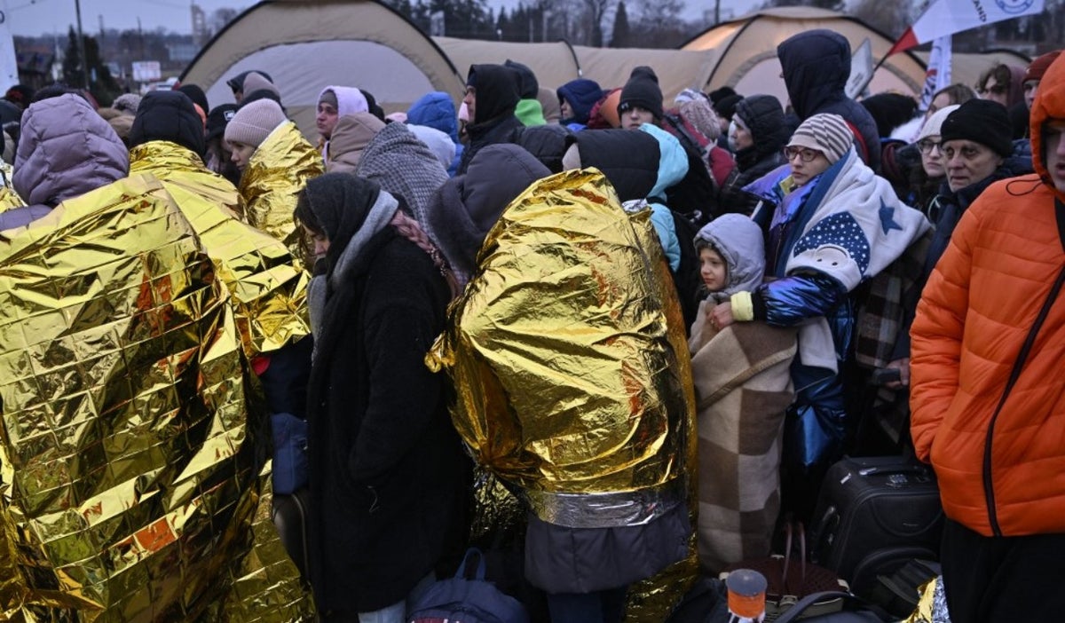 Personas en Ucrania salen huyendo del país tras invasión rusa.