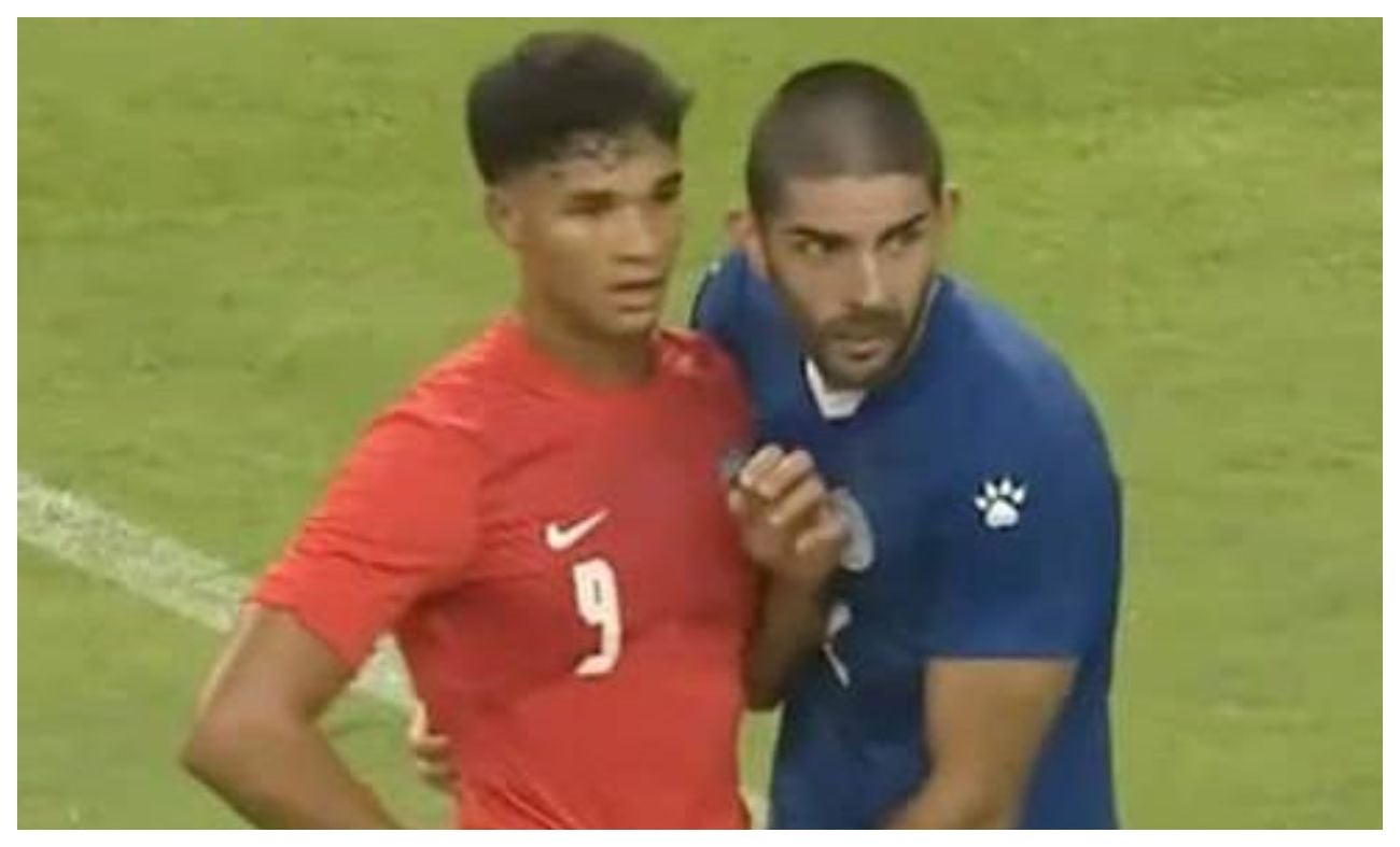 Critican a jugador le tocó partes íntimas a delantero rival