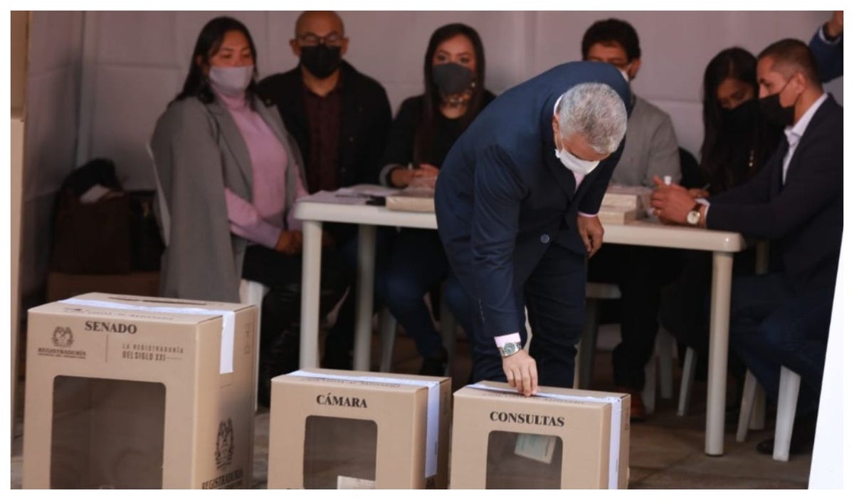 Duque votando