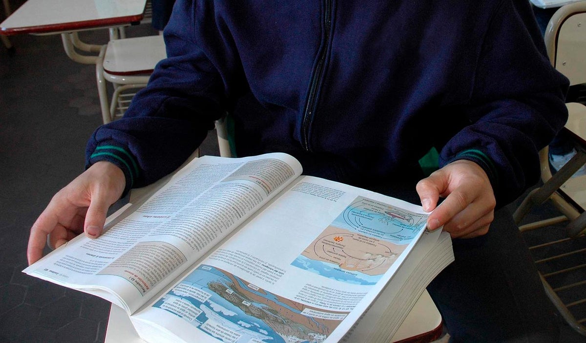 Estudiante en salón de clase