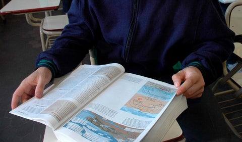 Estudiante en salón de clase