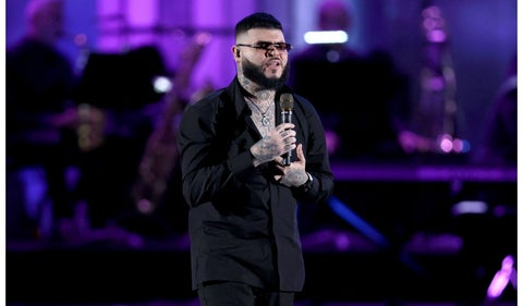 Farruko canta en concierto y habla de Dios