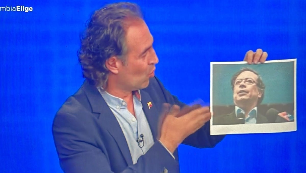 Fico Gutiérrez con foto de Gustavo Petro
