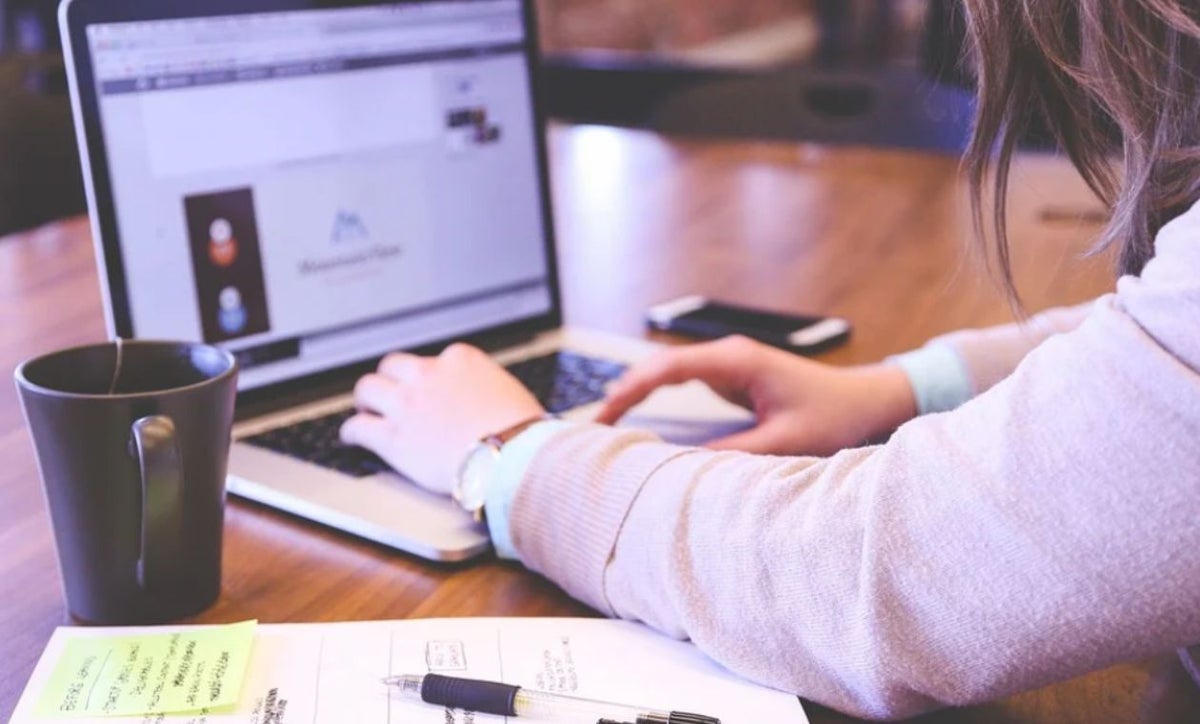 Habilidades digitales de las mujeres: 4.000 se capacitaron en semilleros