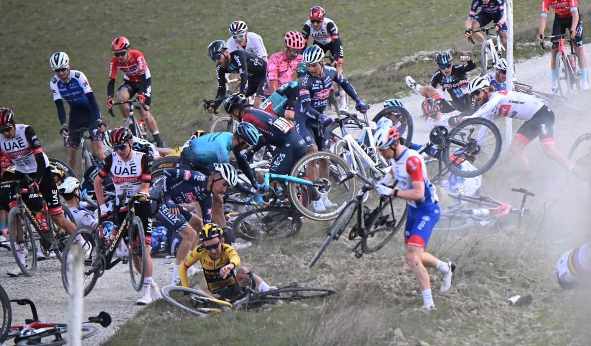 Caída de Julian Alaphilippe en la Strade Bianch