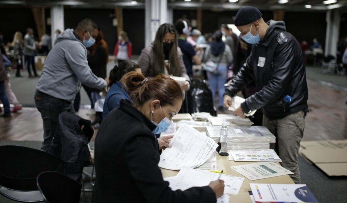 Jurados de votación contando votos en las elecciones en Colombia 2022