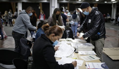 Jurados de votación contando votos en las elecciones en Colombia 2022