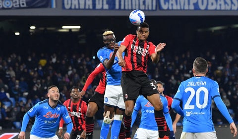 Jugadores de Milan y Napoli se disputan el balón.