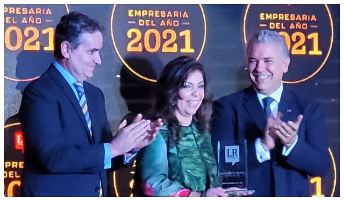 Mujer se llevó el premio de empresaria del año del diario La República