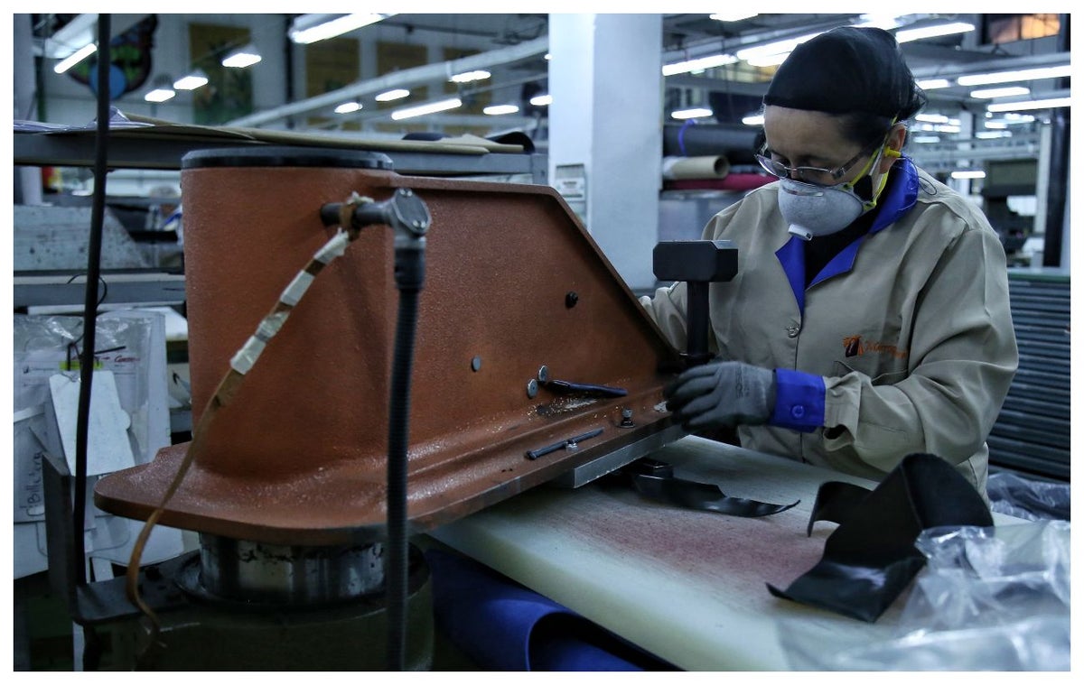 Mujeres trabajando - manufactura