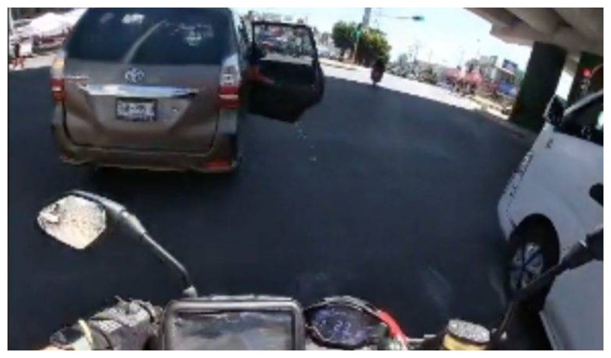 Niño colgando en camioneta