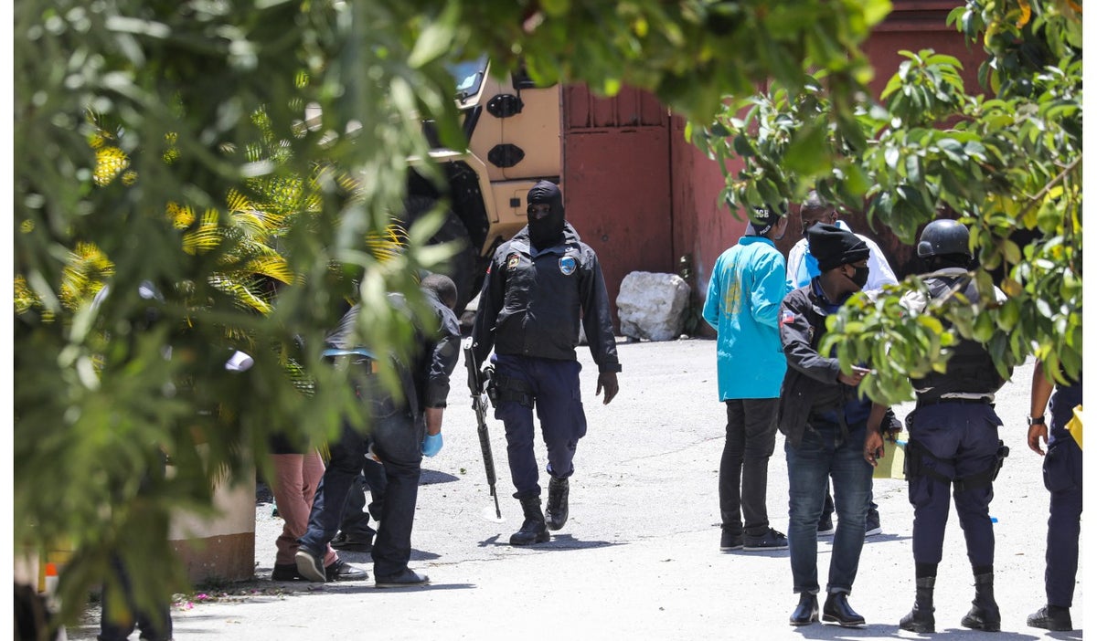 Policia de Haiti afuera de la residencia tras el asesinato del presidente Moise