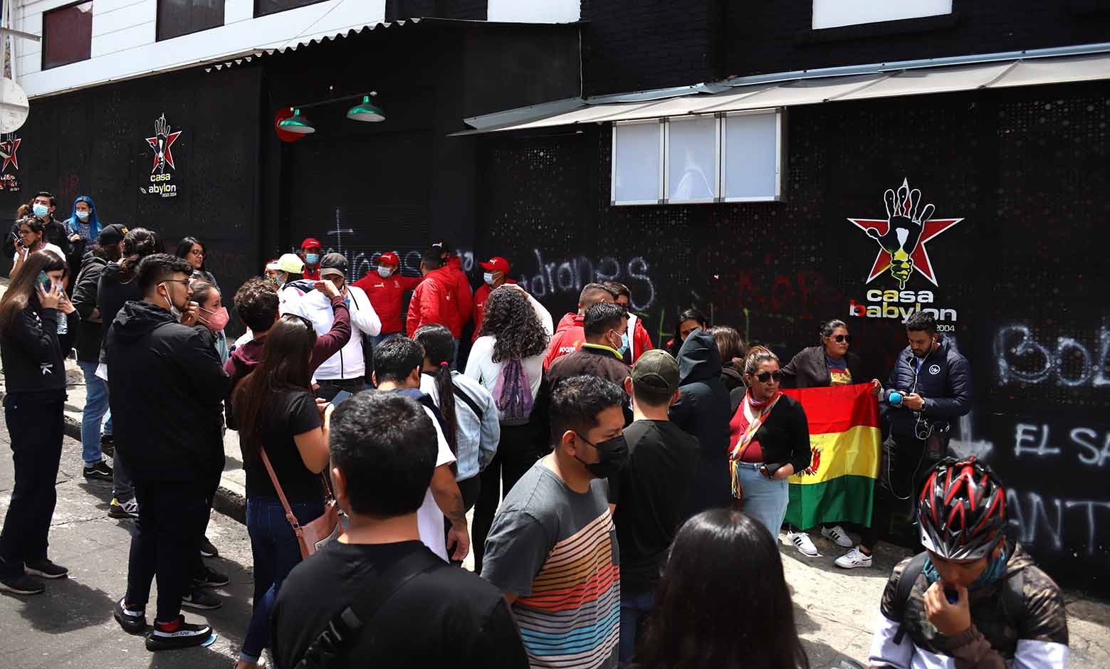 Turistas y locales protestan en Casa Babylon por cancelación del Jamming