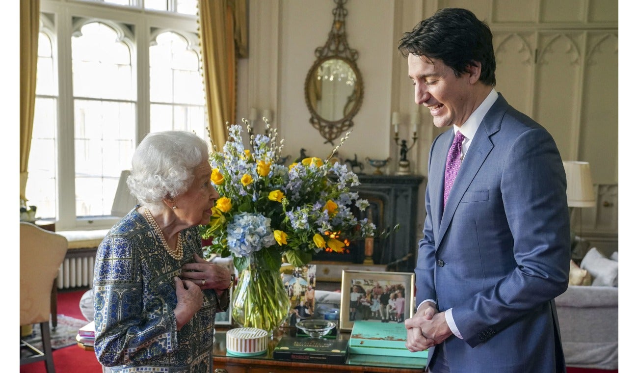 Reina Isabel reunida con el primer ministro de Canadá