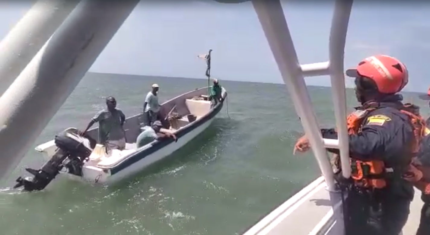 Rescatan pescadores que estuvieron por 8 horas a la deriva en Punta Canoa, Cartagena