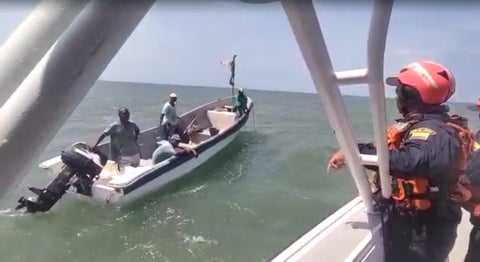 Rescatan pescadores que estuvieron por 8 horas a la deriva en Punta Canoa, Cartagena