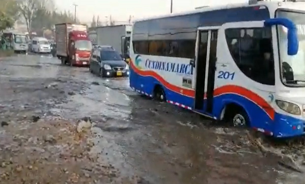 Trancón calle 13 por inundaciones