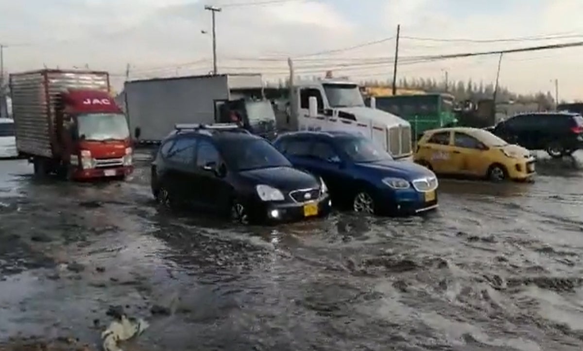 Trancón en la calle 13 por inundaciones
