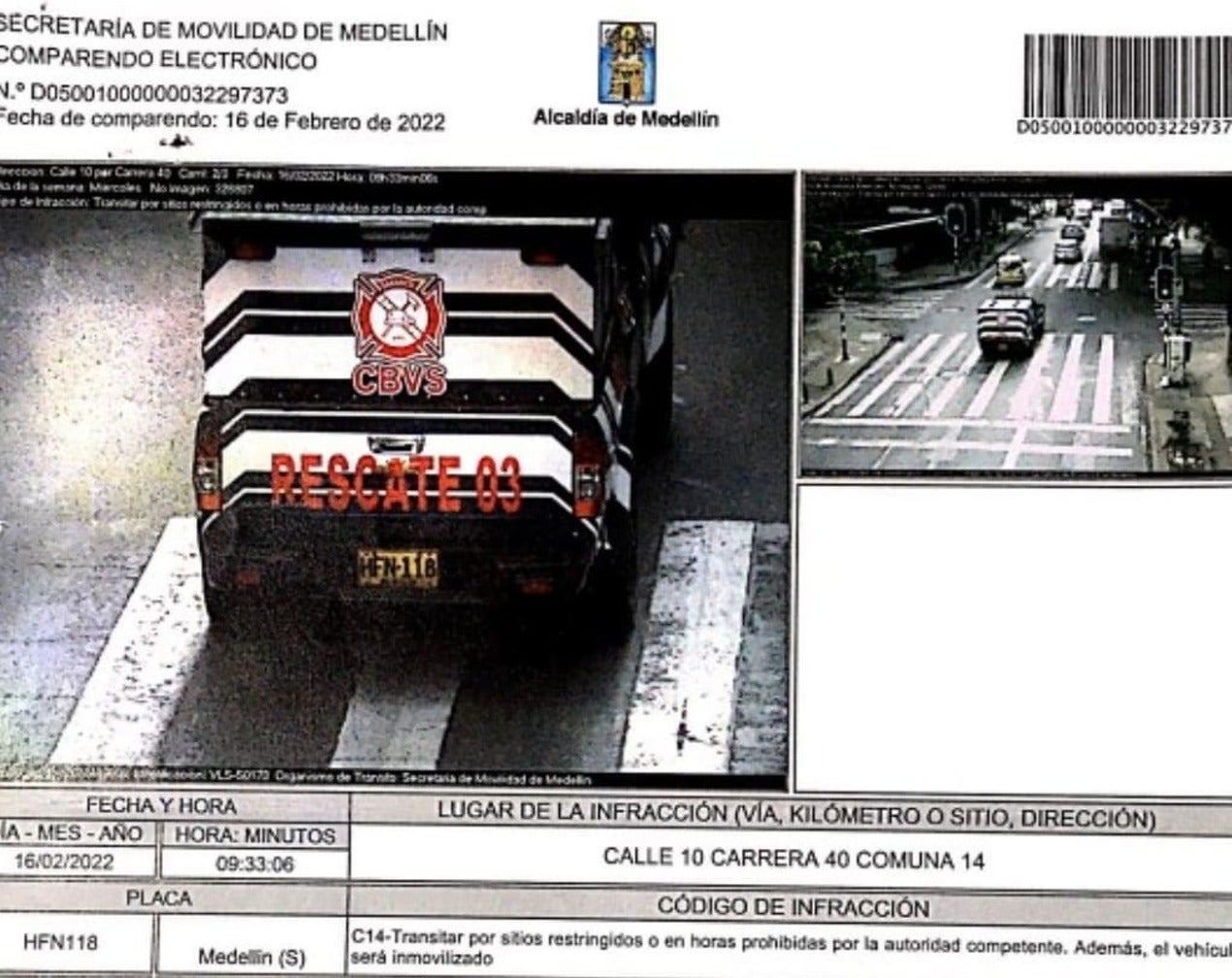 Momento en que la cámara capta al carro de bomberos en Medellín.