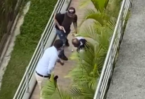 El video captó el momento en el que dos hombres hurtan a dos extranjeros en un mall de Medellín.