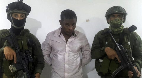 Juan Larrinson Estupiñán, alias Matamba (centro), después de su captura.