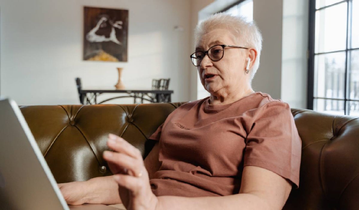 Abuela aprende a utilizar su tablet por manual hecho por su nieta