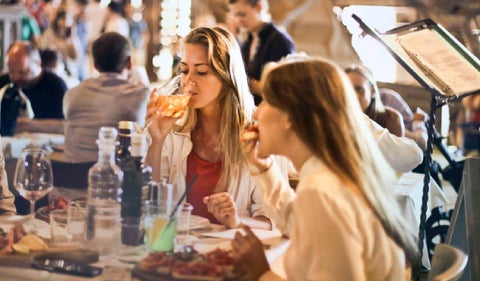 Beber líquidos mientras se come