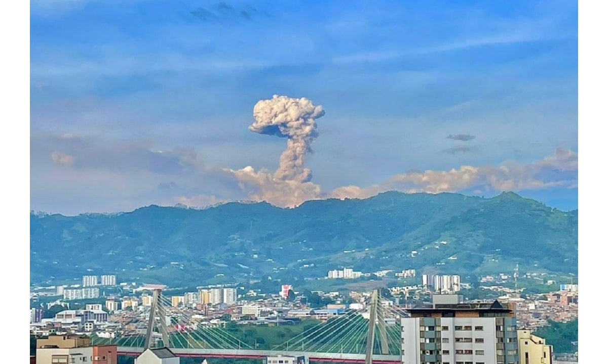 volcán Nevado del Ruiz emitió una columna de ceniza superior a los 3.000 metros