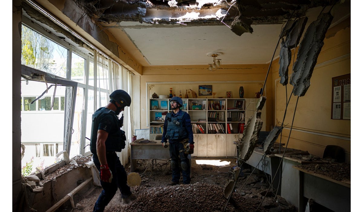 Bombardeos de Rusia en Ucrania destruye casas y edificios.