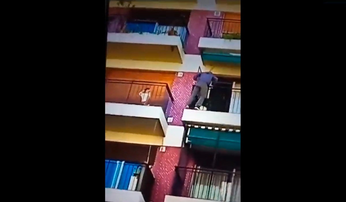 Celador salta de un balcón para rescatar a niño