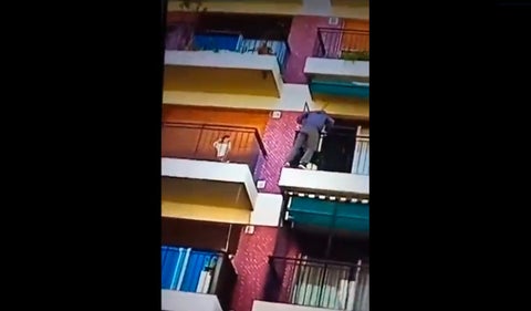 Celador salta de un balcón para rescatar a niño