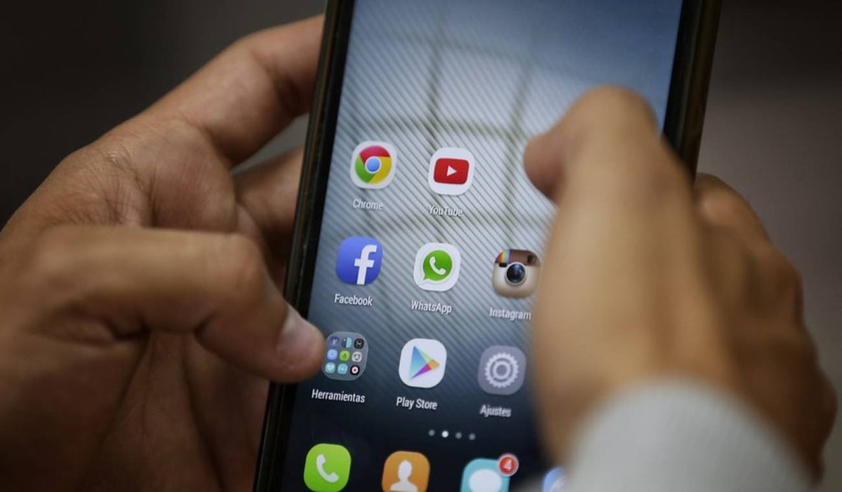 Una persona a punto de consultar sus redes sociales