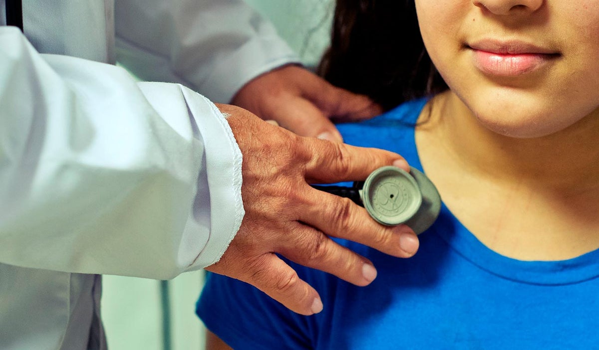 Doctor atiende una niña