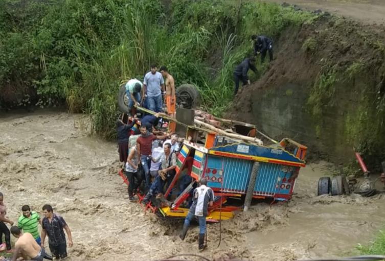 En este incidente vial una persona falleció y otra continúa desaparecida.