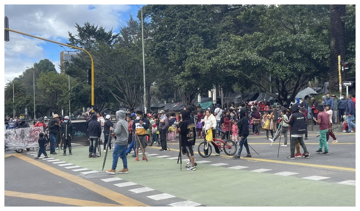 Indígenas embera protestando en Bogotá