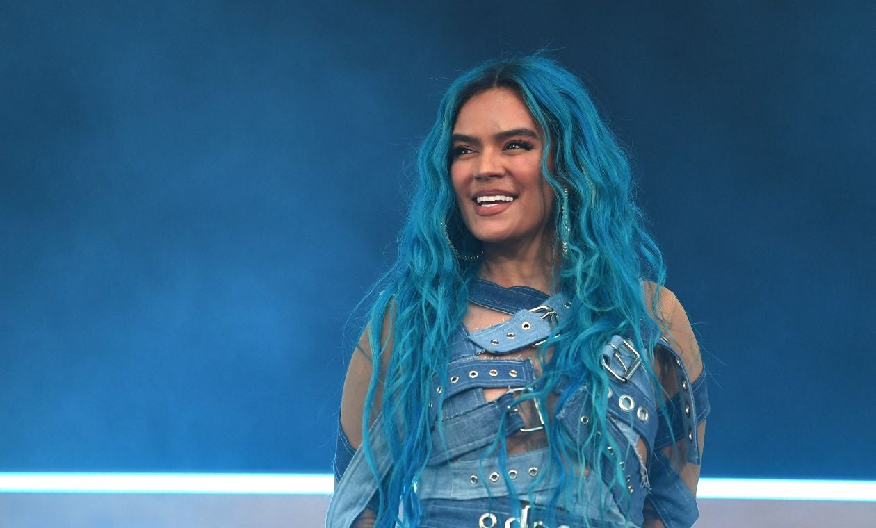 Karol G y el porqué tiene tinturado de azul su cabello