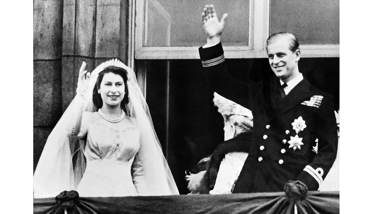 Reina Isabel y Felipe saludan a la multitud como casados