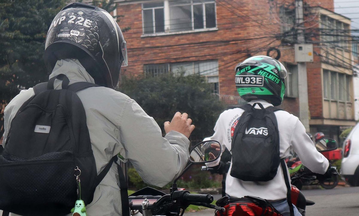 Motociclistas deben llevar la placa en el casco que sea clara