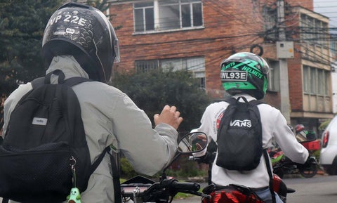 Motociclistas deben llevar la placa en el casco que sea clara