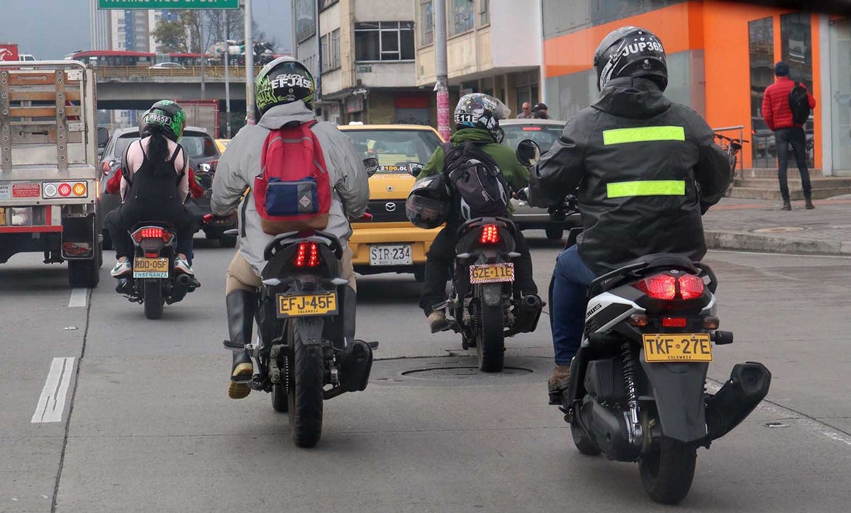 Motociclistas deben llevar la placa en el casco que sea clara