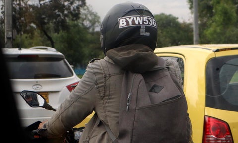 Motociclistas deben llevar la placa en el casco que sea clara