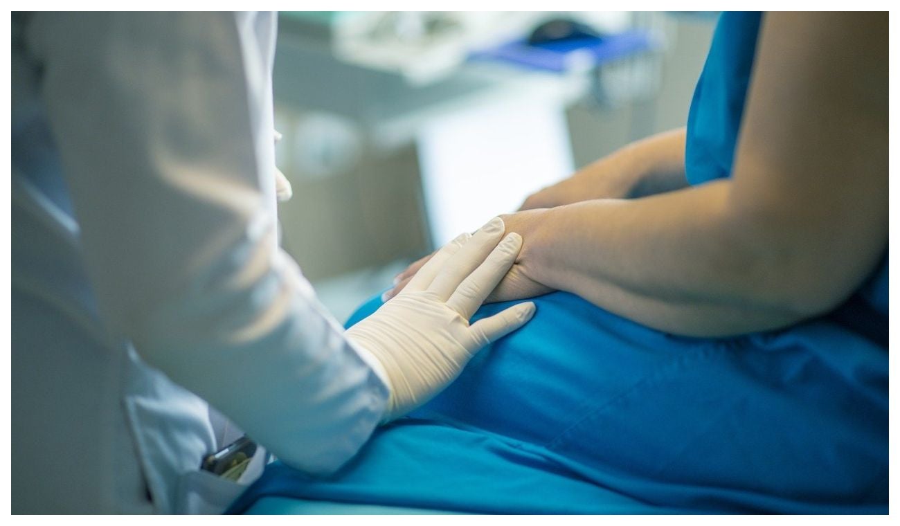 Mujer que ya puede caminar por una médula