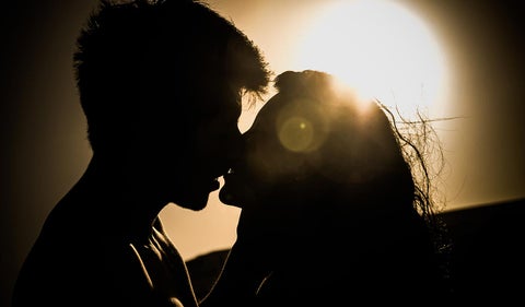 Pareja besándose