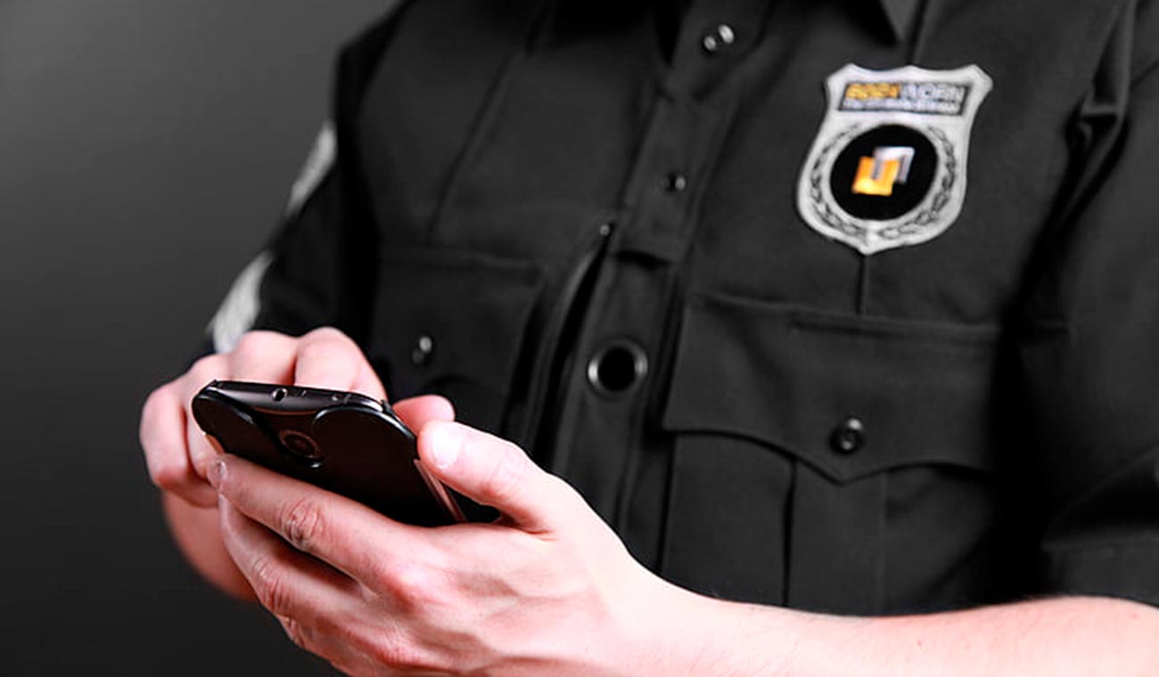 Policía usando smartphone