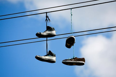 Tenis colgados de los cables de luz en los barrios, ¿Qué significado tiene?