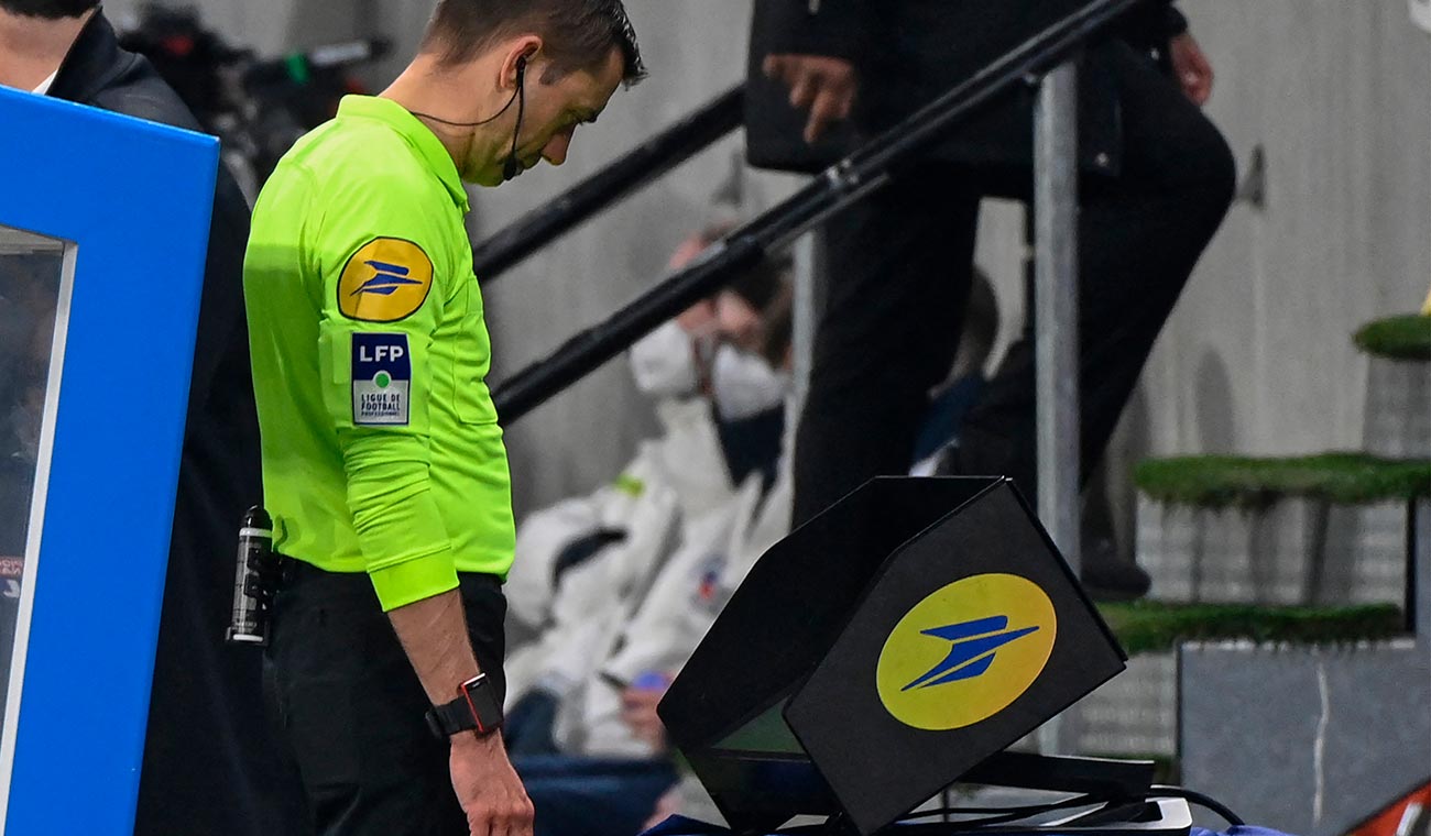 VAR en partido de fútbol