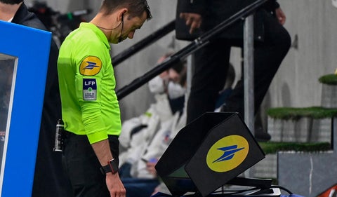 VAR en partido de fútbol