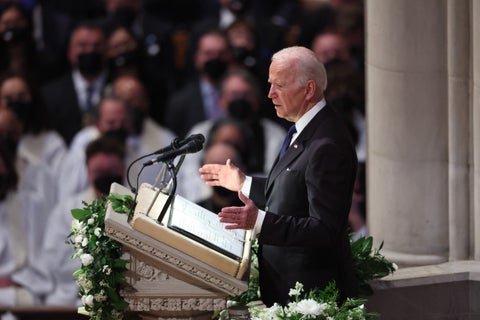 Joe Biden en el funeral de Madeleine Albright