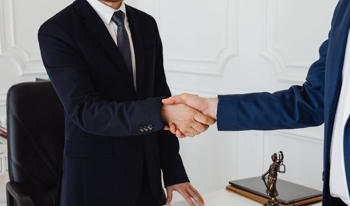 ¿Cómo acceder a un abogado cuando no tengo recursos económicos?